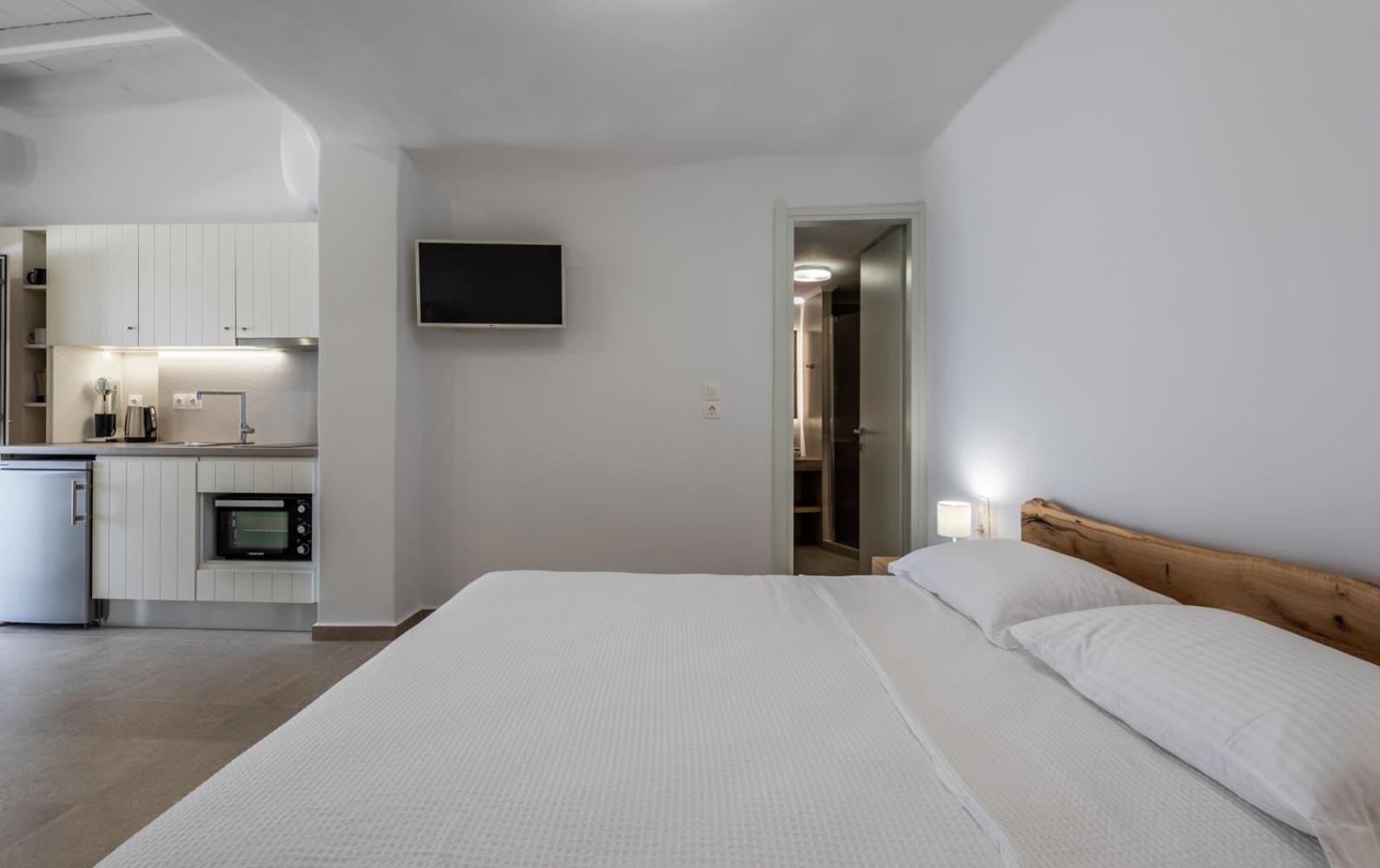 Anemi Suites Adamantas  Room photo